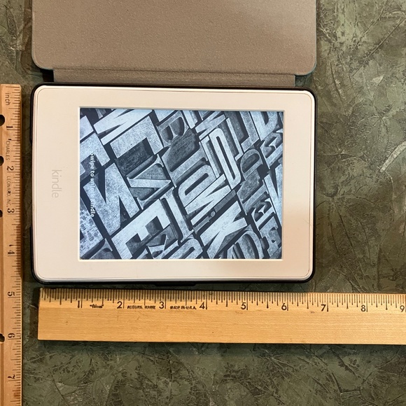KINDLE PAPERWHITE 7th GENERATION, built in light, Wi-Fi, case & charging cable - Picture 3 of 8